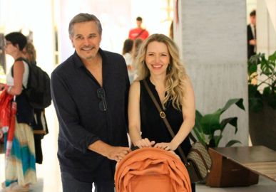 Edson Celulari é clicado fazendo compras no <i>shopping</i> com a esposa e a filha caçula; veja