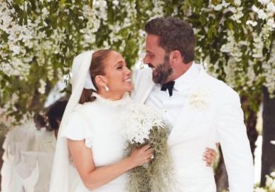 Jennifer Lopez e Ben Affleck cantam juntos em festa de Natal, confira