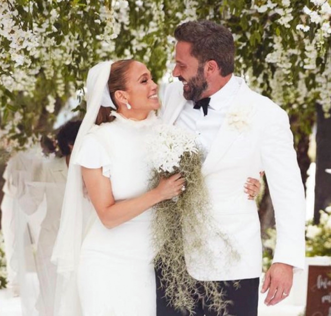 Jennifer Lopez e Ben Affleck cantam juntos em festa de Natal, confira