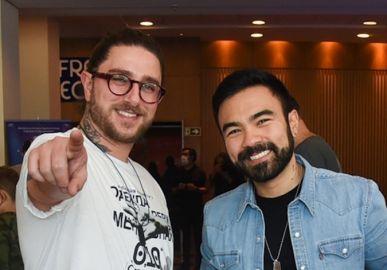 Mauro Sousa completa 36 anos de idade e posta fotos românticas com o marido: <i>Você é, sem dúvidas, o melhor presente da minha vida!</i>