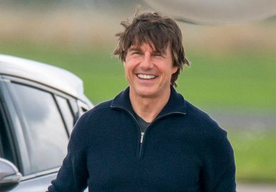 Dispensando dublê, Tom Cruise salta de moto de penhasco; assista
