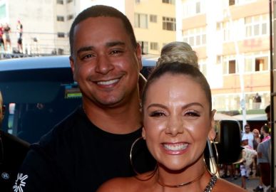 Carla Perez comemora 19 anos de idade do filho e tenta recriar foto: <i>Difícil conseguir fazer eu sou muito pequena</i>