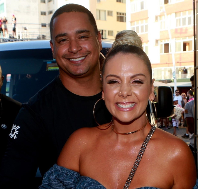 Carla Perez comemora 19 anos de idade do filho e tenta recriar foto: <i>Difícil conseguir fazer eu sou muito pequena</i>