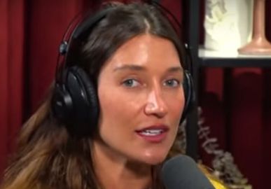 Gabriela Pugliesi posta clique com o filho e brinca com semelhança: <i>Eu segurando meu marido no colo</i>