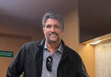 Léo Chaves assina com escritório de gerenciamento de carreiras e se prepara para lançamento de música