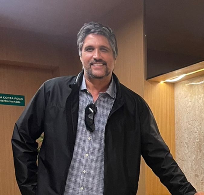 Léo Chaves assina com escritório de gerenciamento de carreiras e se prepara para lançamento de música