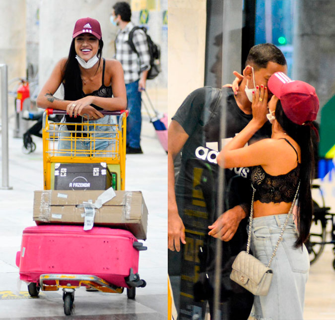 Bia Miranda troca beijos com noivo ao desembarcar no Rio de Janeiro