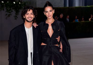 Bruna Marquezine e Xolo Maridueña posam para clique com Sasha Meneghel e João Figueiredo; veja