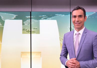 Cesar Tralli ganha bolo e plaquinha de aniversário do <i>Jornal Hoje: Muito obrigado por tanto carinho</i>