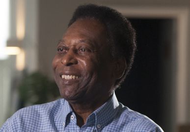 Filho de Pelé explica porque não está no hospital com o pai e agradece orações: <i>Com certeza está sendo canalizado tudo para ele</i>