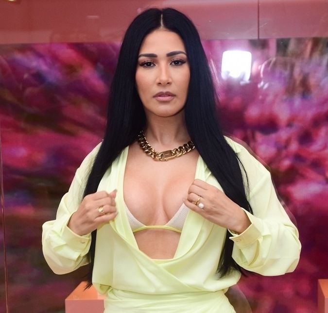 A cantora postou um clique de top e chamou atenção do apresentador
