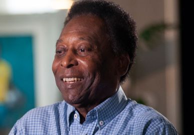 Filha de Pelé tranquiliza fãs e posta foto com o pai: <i>Seguimos aqui</i>