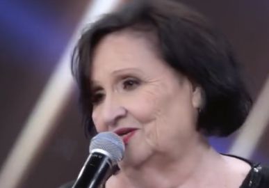 Mãe de Paulo Gustavo, Déa Lúcia revela que já viveu um romance com tio de Murilo Benício