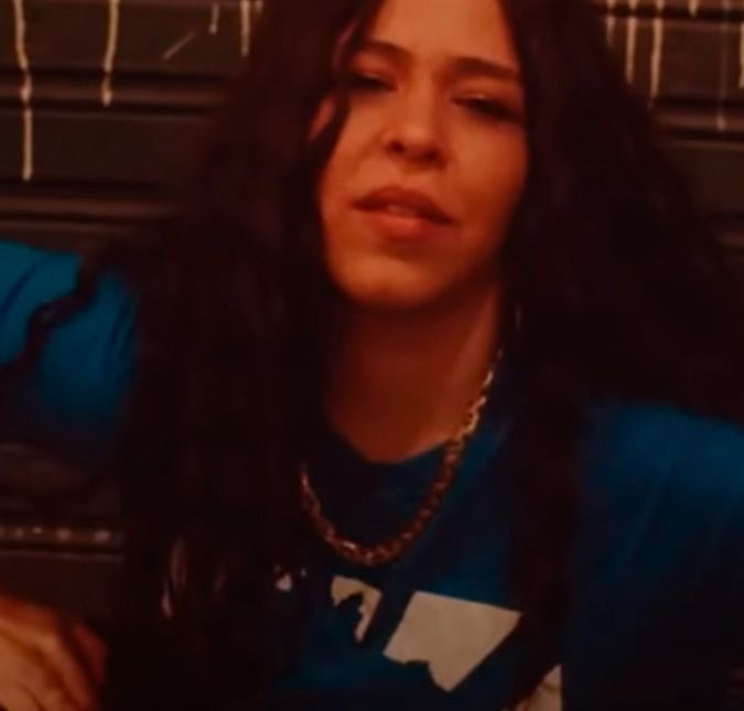 Parece que a cantora não quis manter o clima de paz e harmonia do Natal