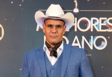 Juliano Cazarré recebe chuva de críticas por não sorrir durante premiação da <I>TV Globo</i> e ator explica: <I>Não estou vivendo uma situação fácil</i>