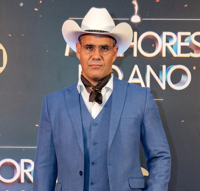 Juliano Cazarré recebe chuva de críticas por não sorrir durante premiação da <I>TV Globo</i> e ator explica: <I>Não estou vivendo uma situação fácil</i>