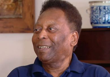Filha de Pelé agradece carinho do público enquanto Rei do Futebol segue internado