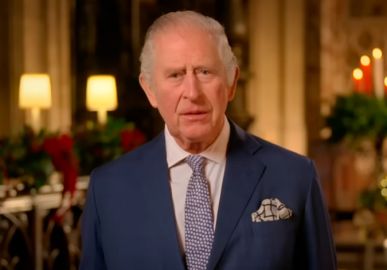 Rei Charles III quebra tradição em primeiro discurso natalino e faz homenagens aos pais