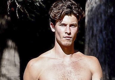 Apesar da neve, Shawn Mendes tira a roupa e mergulha em rio no Canadá; veja