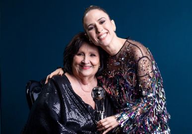 Tatá Werneck doa troféu de <I>Melhores do Ano</i>  para mãe de Paulo Gustavo. Veja a lista completa de vencedores do prêmio da <I>TV Globo</i>