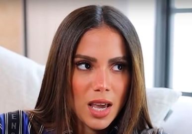 Anitta passa perrengue em jatinho e entra em pânico: <I>Reza, reza!</i>