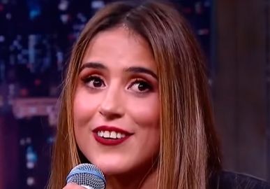 De biquíni, Camilla Camargo recria foto de quatro anos atrás e <I>web</i> dispara: <I>A mais gata das Camargo</i>
