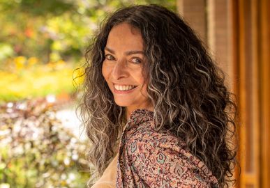 Aos 59 anos de idade, Claudia Ohana fala sobre nova novela e autoestima: <i>Estou tirando uma onda</i>