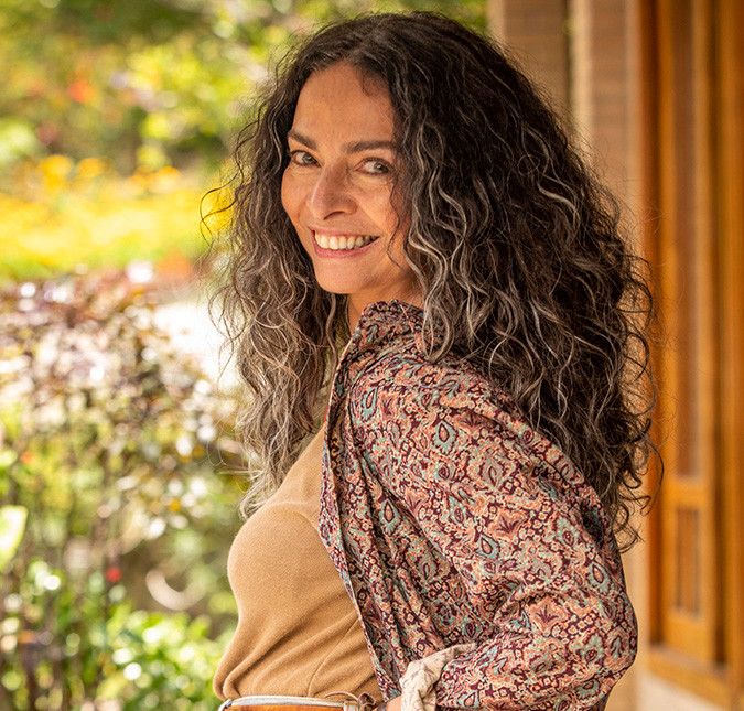 Aos 59 anos de idade, Claudia Ohana fala sobre nova novela e autoestima: <i>Estou tirando uma onda</i>