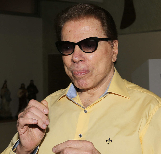 Nos Estados Unidos, Silvio Santos deixa papel colado no portão da mansão negando fotos aos fãs