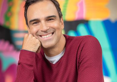Tadeu Schmidt se diverte e usa traje de corretor de imóveis em primeira chamada do <i>BBB23</i>