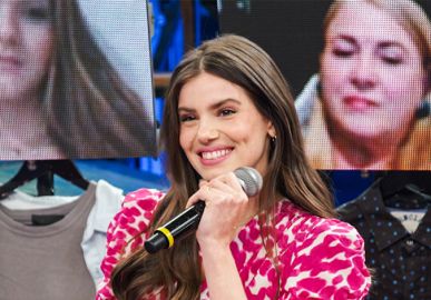 Camila Queiroz publica foto com a mão na barriga e fãs especulam gravidez: <i>Vem a criança mais bonita do Brasil</i>