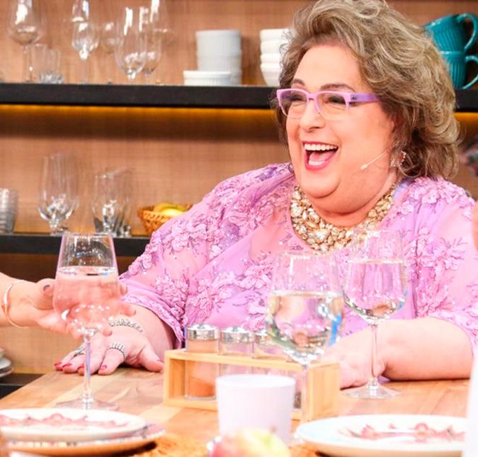 A apresentadora teve complicações por da conta hérnia umbilical estrangulada