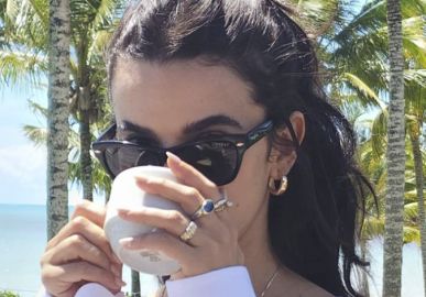 Manu Gavassi posta clique ao lado do namorado e se declara: <i>Verão com meu amor</i>