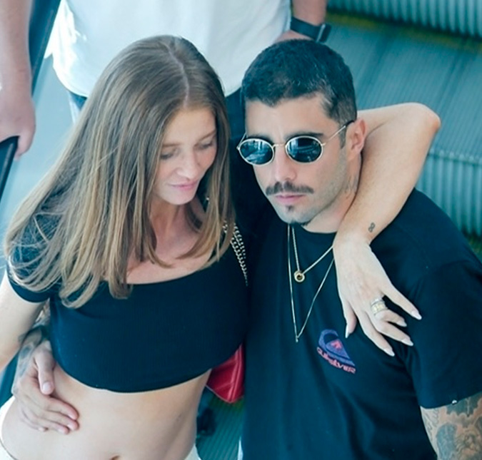 No hospital, Pedro Scooby passa noite ao lado de Cintia Dicker após cirurgia da filha recém-nascida: <I>A Aurora melhorou muito</i>