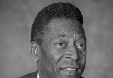 Após o anúncio da morte de Pelé, equipe do ex-atleta atualiza as redes sociais dele
