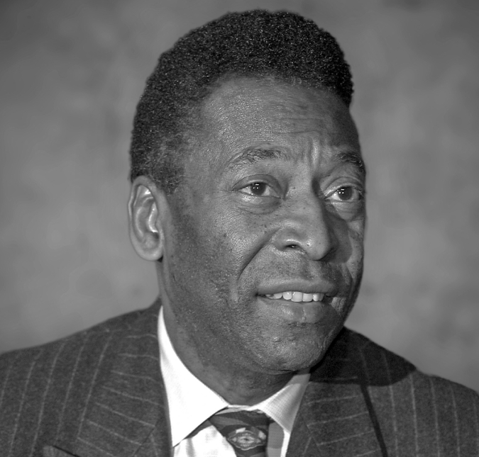 Após o anúncio da morte de Pelé, equipe do ex-atleta atualiza as redes sociais dele