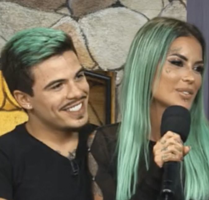 O casal se apaixonou durante A Fazenda 14 e foi alvo de rumores de separação após arquivarem as fotos nas redes sociais