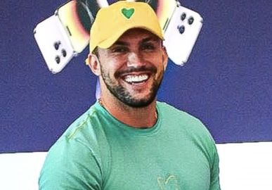Arthur Picoli é flagrado aos beijos com ex-bailarina do Faustão