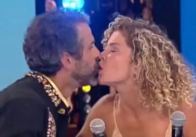 Em clima de romance, Bárbara Borges é vista aos beijos com Iran Malfitano