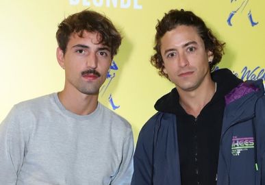 Na cama, Jesuíta Barbosa posa ao lado do namorado em clima de romance; veja