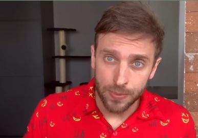 Leo Lins faz piada com a morte de Pelé, envolve Gkay na brincadeira e é super criticado na <I>web</i>