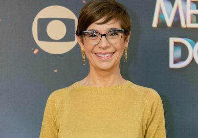 Renata Lo Prete esquece de trocar de sapato e começa jornal usando tênis