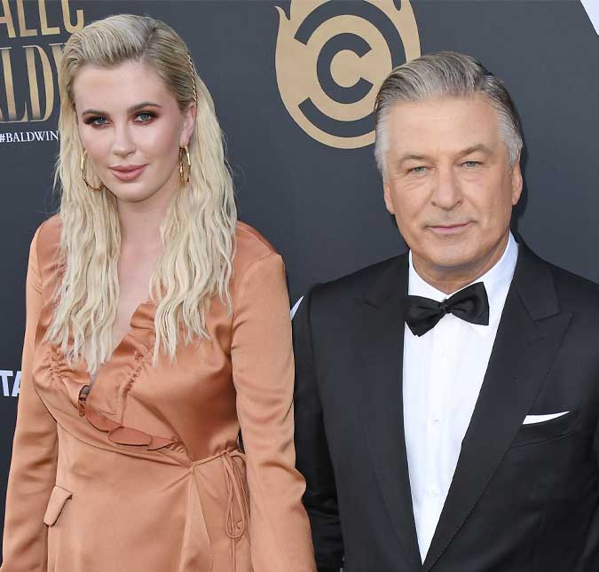 A família vai aumentar! Filha do ator Alec Baldwin anuncia que está grávida do primeiro filho