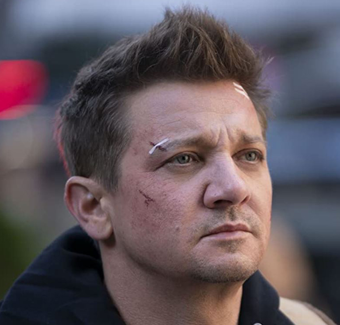 Jeremy Renner perdeu muito sangue após ter a perna esmagada por veículo; ator recebeu os primeiros socorros de vizinho médico
