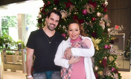 Renata Dominguez deixa maternidade com a filha, Giulia