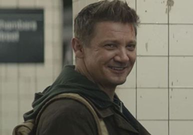 Prefeita revela que Jeremy Renner estava ajudando carro atolado na neve no momento do acidente