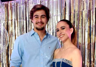 Tatá Werneck posa apalpando bumbum de Rafael Vitti e brinca: <i>Aprecie com moderação</i>
