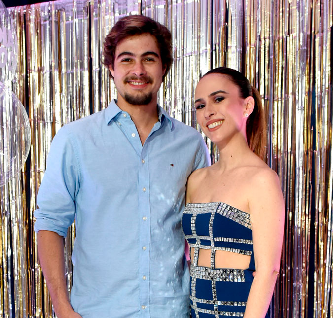 Tatá Werneck posa apalpando bumbum de Rafael Vitti e brinca: <i>Aprecie com moderação</i>