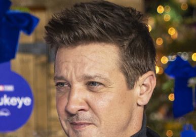 Veículo que passou por cima de Jeremy Renner pesa mais de seis toneladas; irmã do ator fala sobre o seu estado de saúde