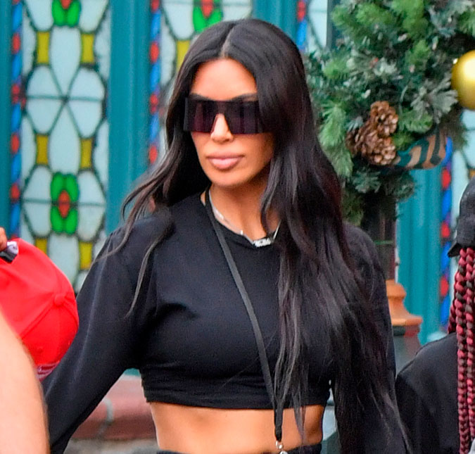 Após diversas mudanças, Kim Kardashian exibe cabelo natural e sem apliques; confira